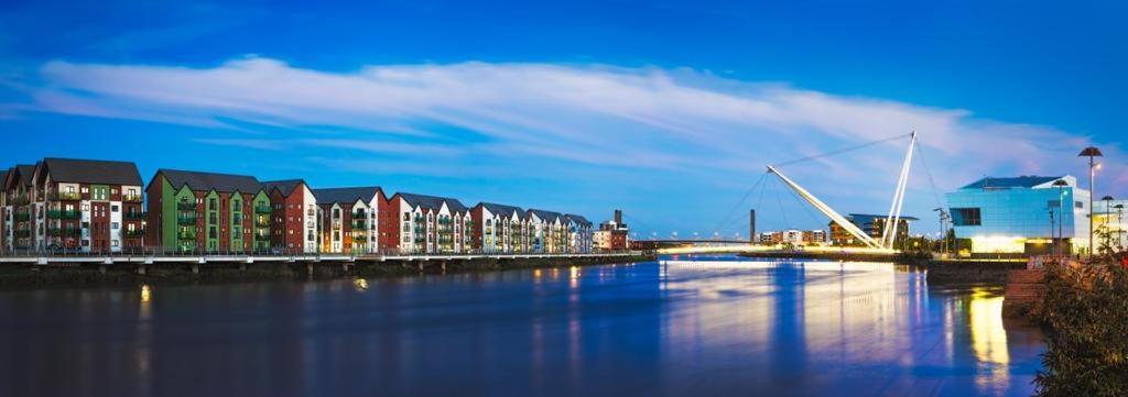 Luxury 2 Bedroom Waterfront Apartment With Balcony Newport  Exterior photo
