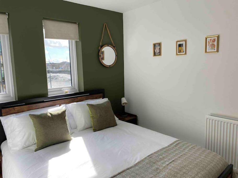 Luxury 2 Bedroom Waterfront Apartment With Balcony Newport  Exterior photo
