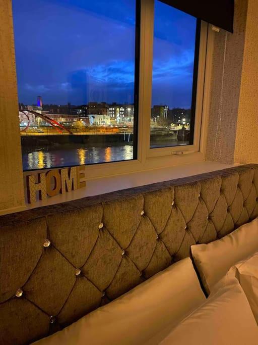 Luxury 2 Bedroom Waterfront Apartment With Balcony Newport  Exterior photo